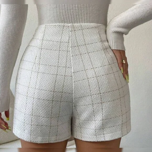 Chic White Mini Skort with Button Detail - Picture 4 of 4